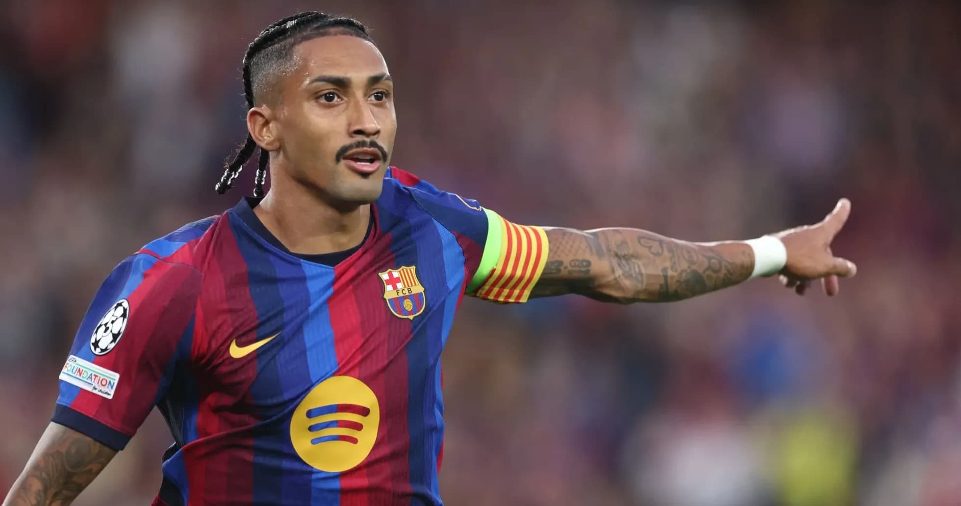 Futbolchi Barcelona formasida maydonda harakatda Futbolchi Barcelona formasida maydonda harakatda