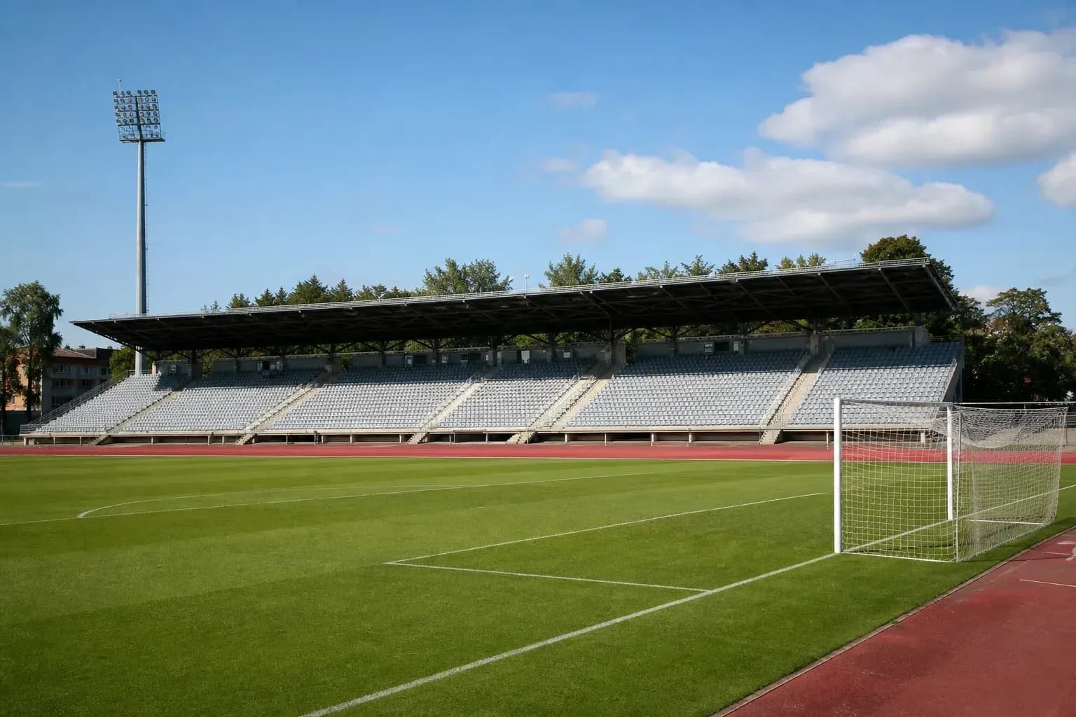 Bo'sh futbol stadionining qoldiq o'rindiqlari va darvoza Bo'sh futbol stadionining qoldiq o'rindiqlari va darvoza