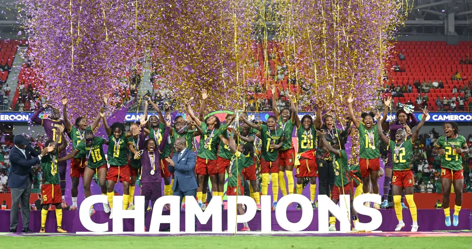 Kameroon jamoasi chempionlar sifatida bayram qilmoqda Kameroon jamoasi chempionlar sifatida bayram qilmoqda