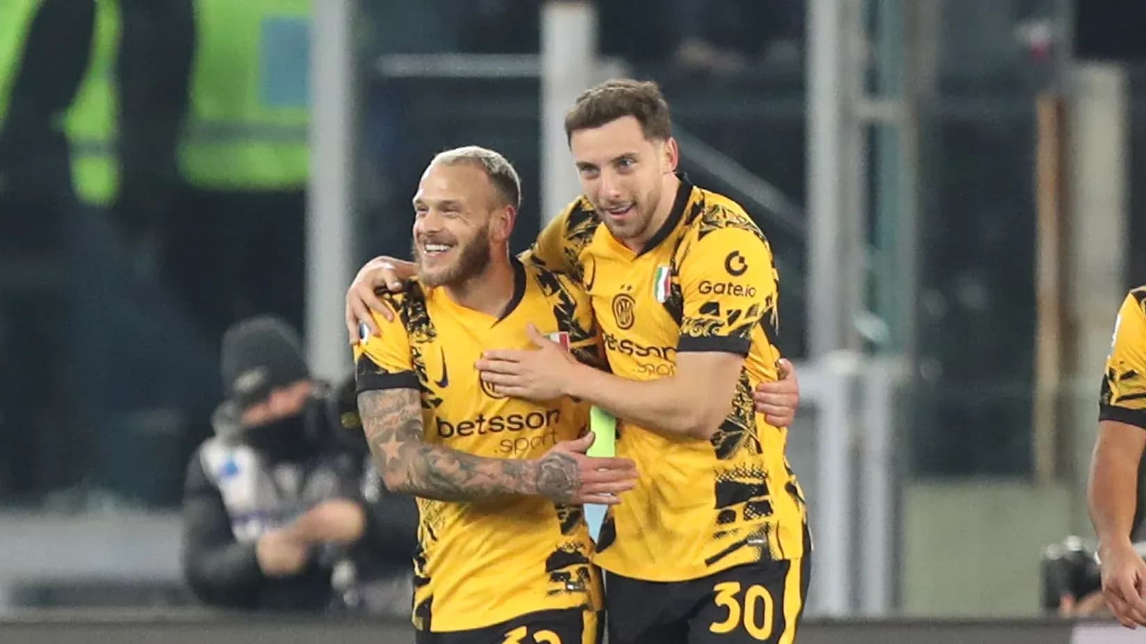 Ikkita futbolchi quchoqdanib bir-birini tabriklamoqda Ikkita futbolchi quchoqdanib bir-birini tabriklamoqda