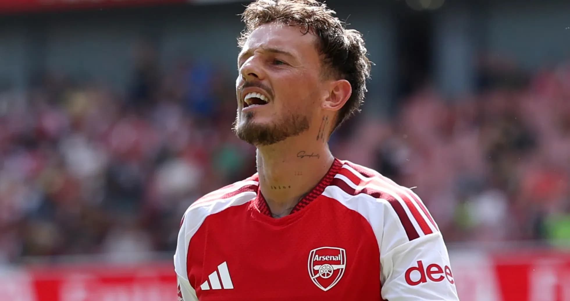 Futbolchi Arsenal formasida maydonda turibdi Futbolchi Arsenal formasida maydonda turibdi