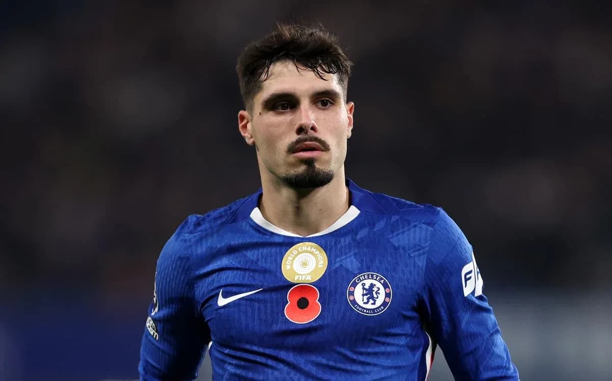 Futbolchi Chelsea formasida, raqam 8 bilan Futbolchi Chelsea formasida, raqam 8 bilan