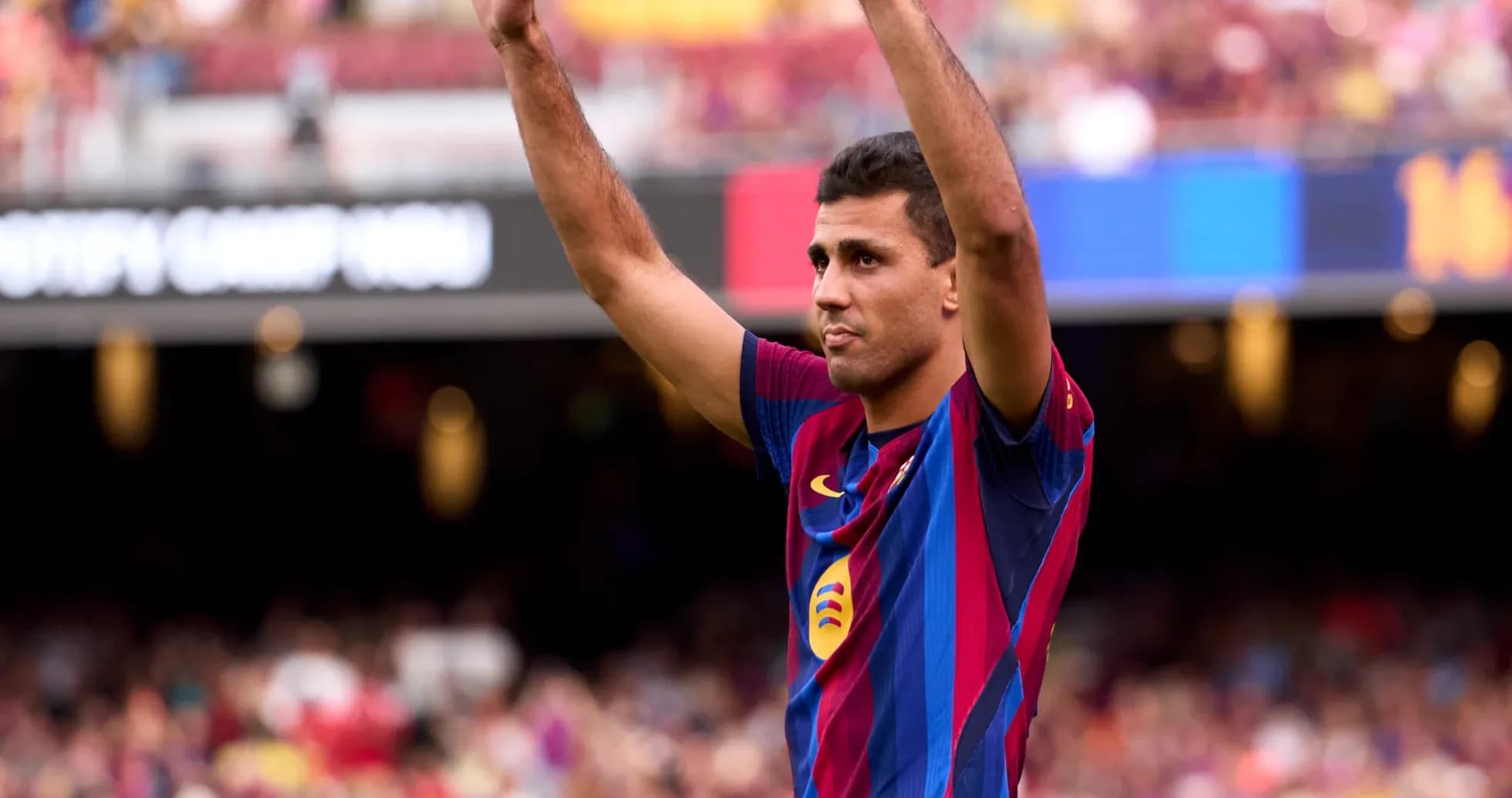 Futbolchi Camp Nou stadionida qo'l ko'tarayotgan Futbolchi Camp Nou stadionida qo'l ko'tarayotgan