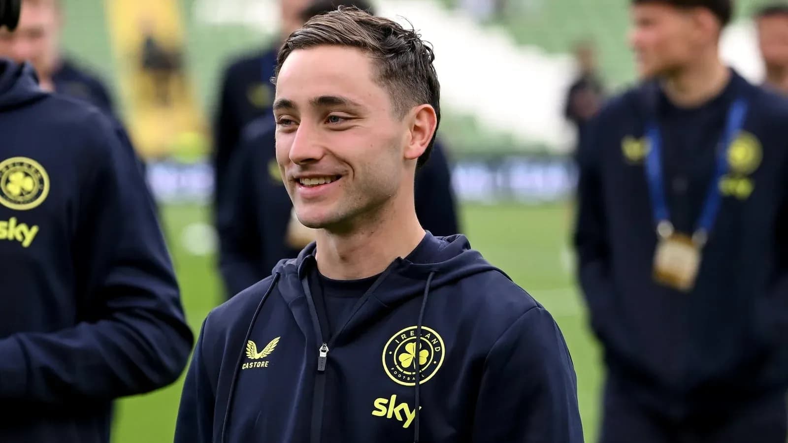 Futbolchi maydonda jamoa a'zolari bilan suhbatlashmoqda Futbolchi maydonda jamoa a'zolari bilan suhbatlashmoqda