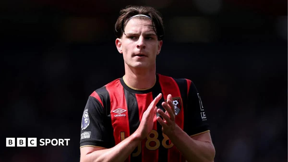 Futbolchi maydonda qizil qora forma bilan Futbolchi maydonda qizil qora forma bilan