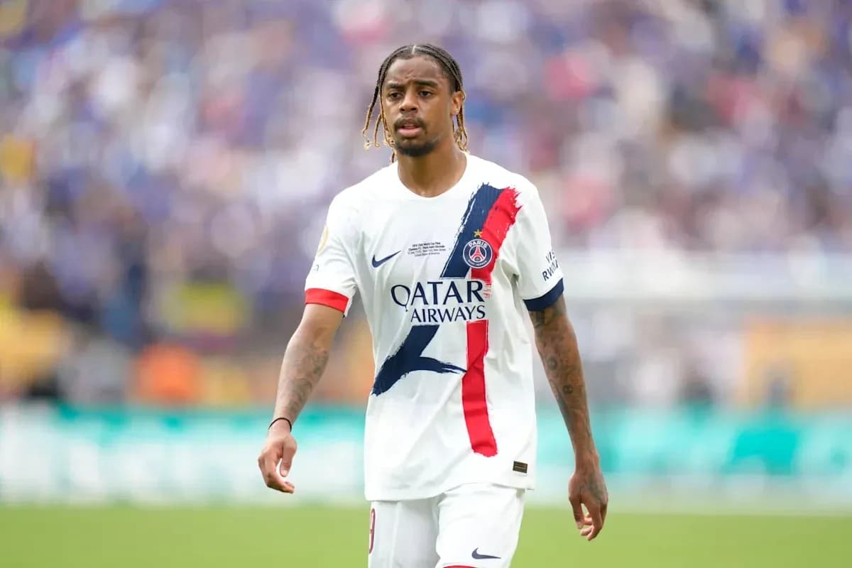 Futbolchi PSG formasi bilan maydonda harakatda Futbolchi PSG formasi bilan maydonda harakatda