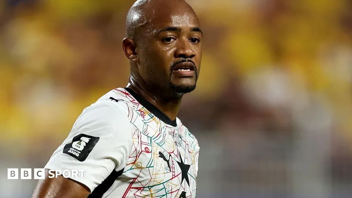 Futbolchi maydonda harakatda, teri bilan Futbolchi maydonda harakatda, teri bilan