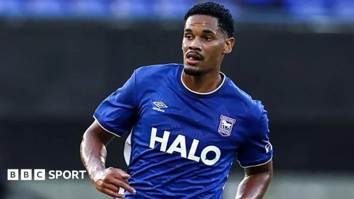 Futbolchi maydonda harakatlanayotgan ko'k forma kiygan Futbolchi maydonda harakatlanayotgan ko'k forma kiygan