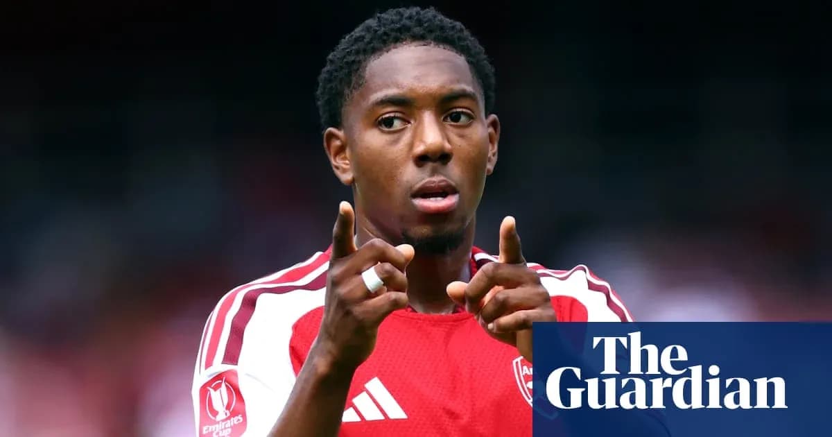 Futbolchi maydonda ko'rsatma berayotgan Futbolchi maydonda ko'rsatma berayotgan