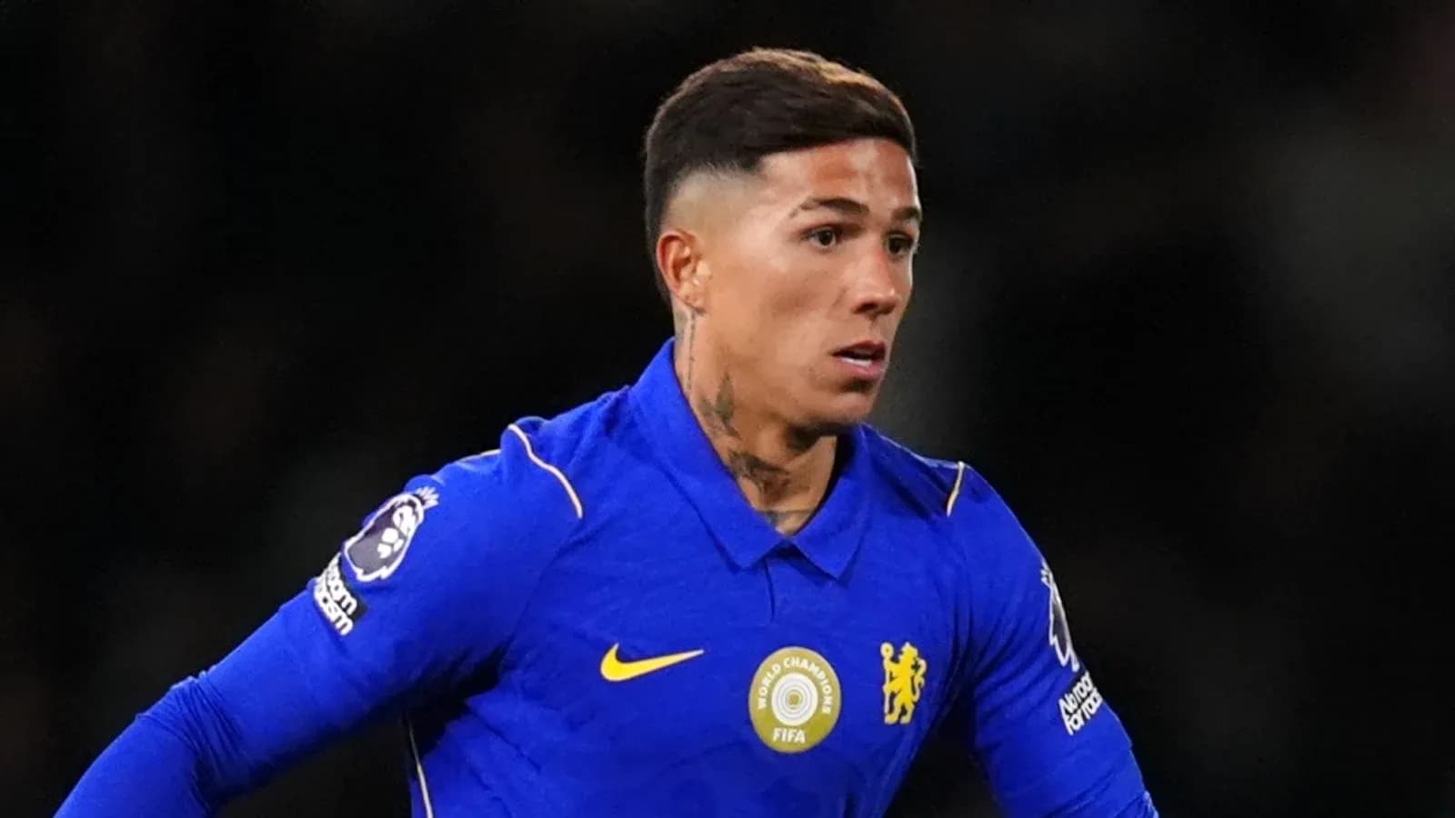 Futbolchi Chelsea formasi bilan maydonda harakatda Futbolchi Chelsea formasi bilan maydonda harakatda