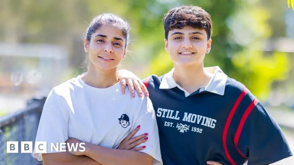 Ikkita ayol sport maydonida birga turibdi Ikkita ayol sport maydonida birga turibdi