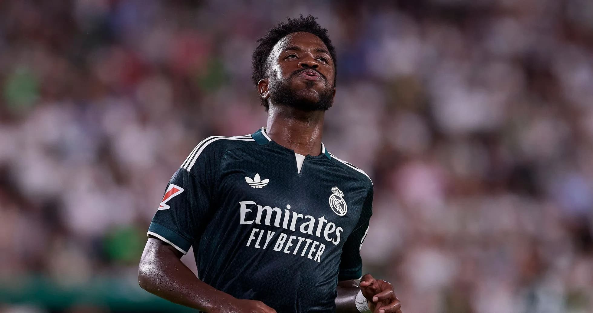 Futbolchi Real Madrid formasida maydonda yurmoqda Futbolchi Real Madrid formasida maydonda yurmoqda