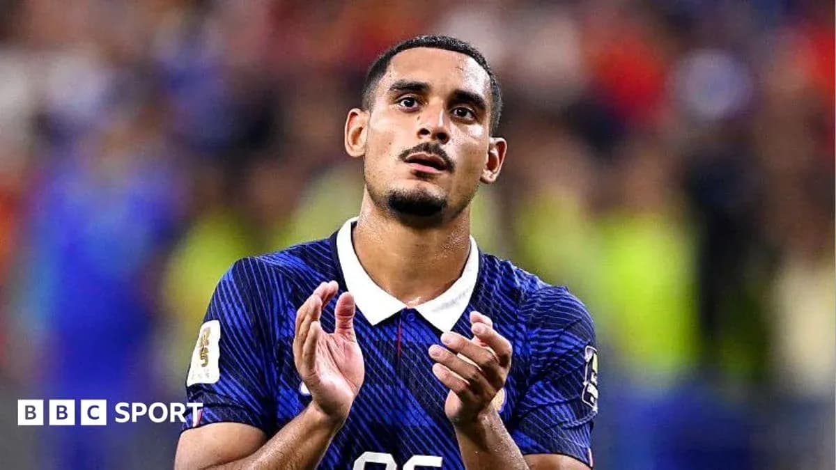 Futbolchi maydonda qo'llarini ko'tarib turgan Futbolchi maydonda qo'llarini ko'tarib turgan