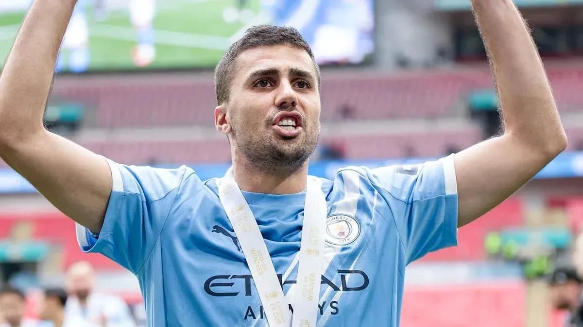 Futbolchi kubokni ko'tarib turgan paytda Futbolchi kubokni ko'tarib turgan paytda