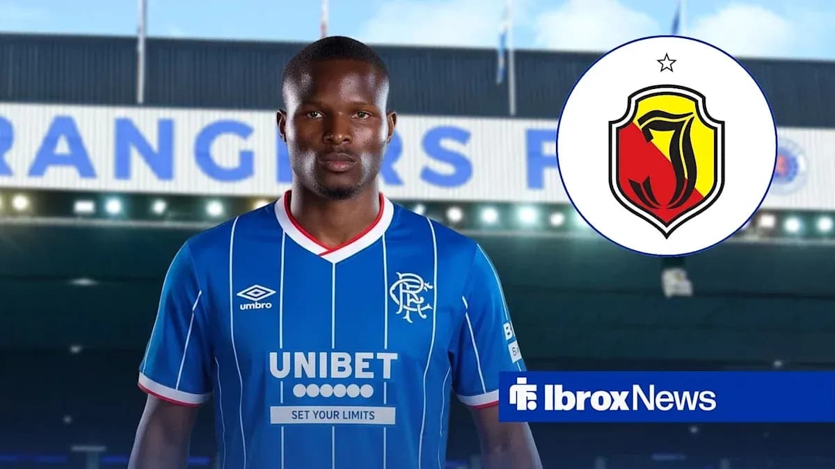 Futbolchi Rangers formasida, Ibrox stadioni fonida Futbolchi Rangers formasida, Ibrox stadioni fonida