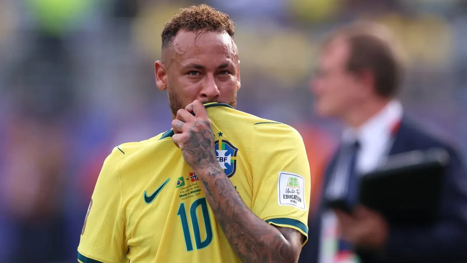 Futbolchi Neymar o'z formasini olib turgan Futbolchi Neymar o'z formasini olib turgan