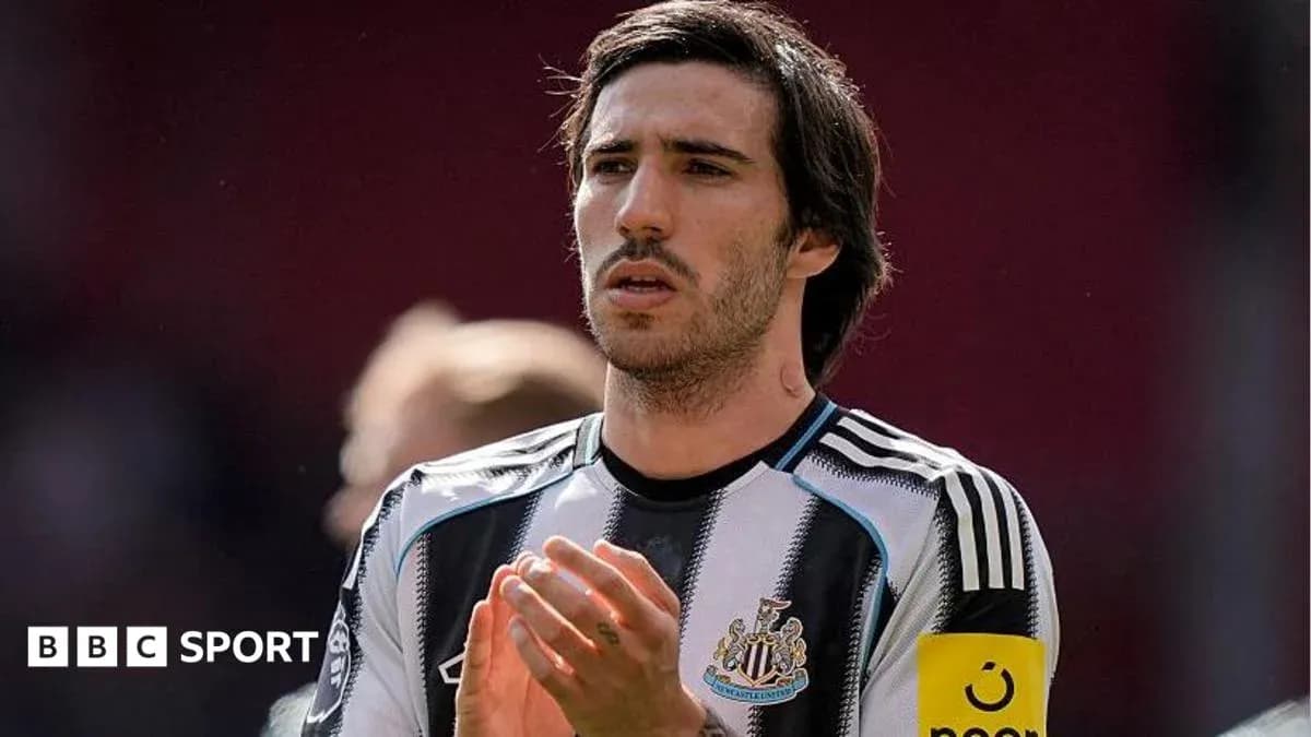 Futbolchi maydonda raqobatga tayyorlanmoqda Futbolchi maydonda raqobatga tayyorlanmoqda