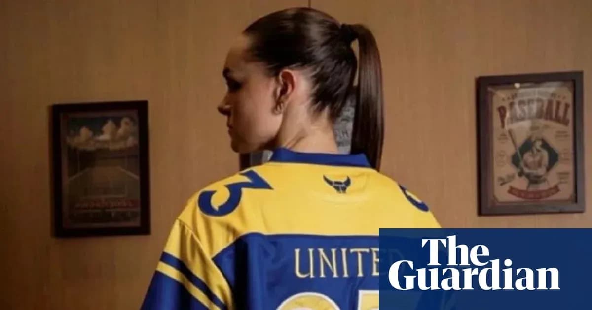 Ayolning orqa tomondan ko'rinishi, futbol ko'ylagi kiygan Ayolning orqa tomondan ko'rinishi, futbol ko'ylagi kiygan