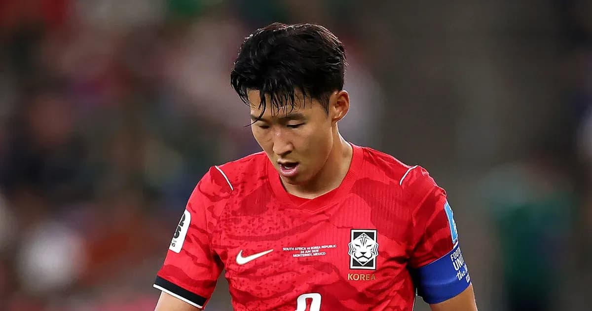 Koreyalik futbolchi o'yin davomida boshini egib turibdi Koreyalik futbolchi o'yin davomida boshini egib turibdi