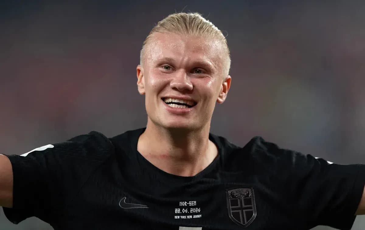 Futbolchi maydonda quvonch bilan tabriklayapti Futbolchi maydonda quvonch bilan tabriklayapti