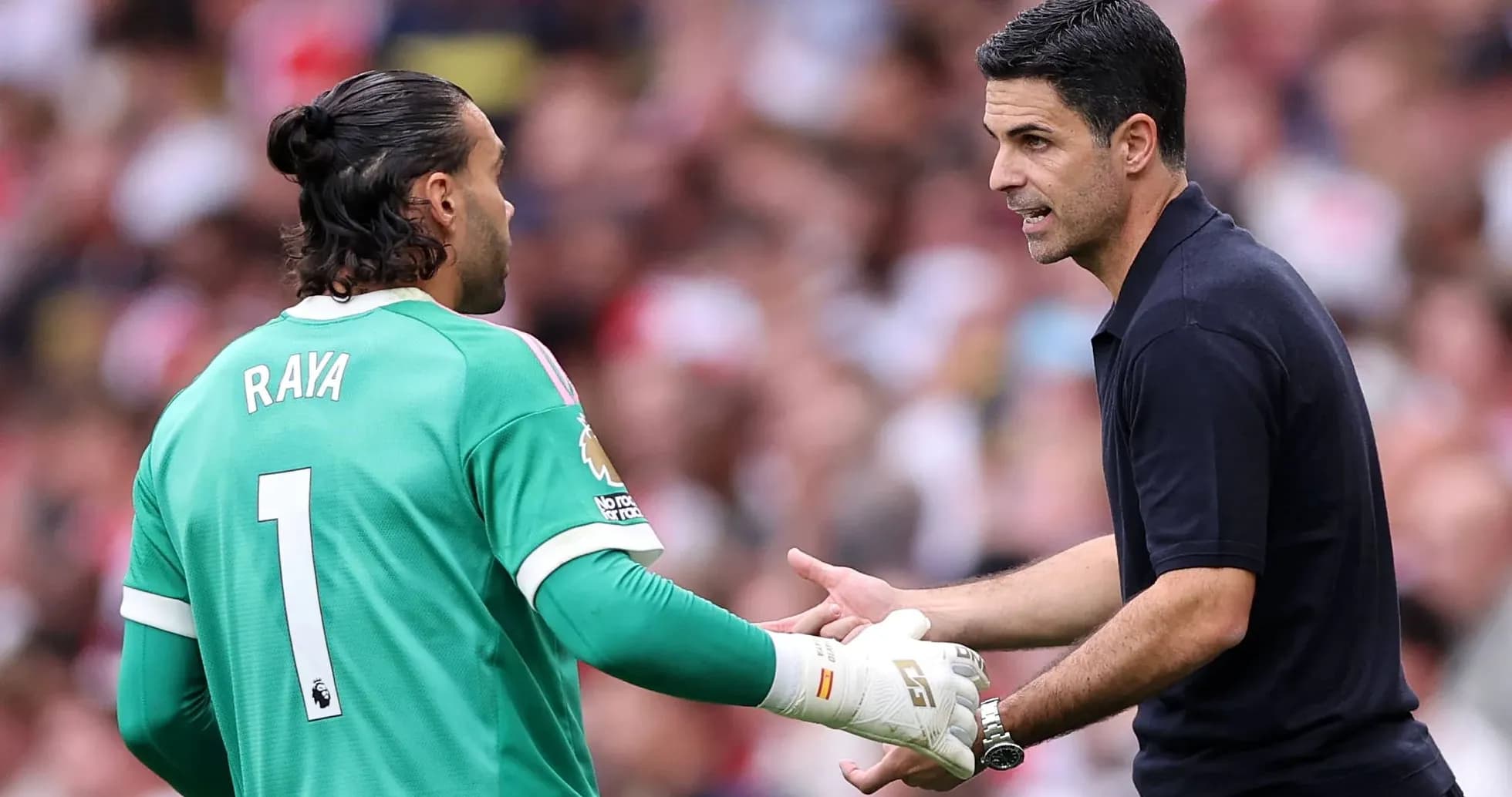 Mikel Arteta speaking with goalkeeper David Raya Mikel Arteta speaking with goalkeeper David Raya
