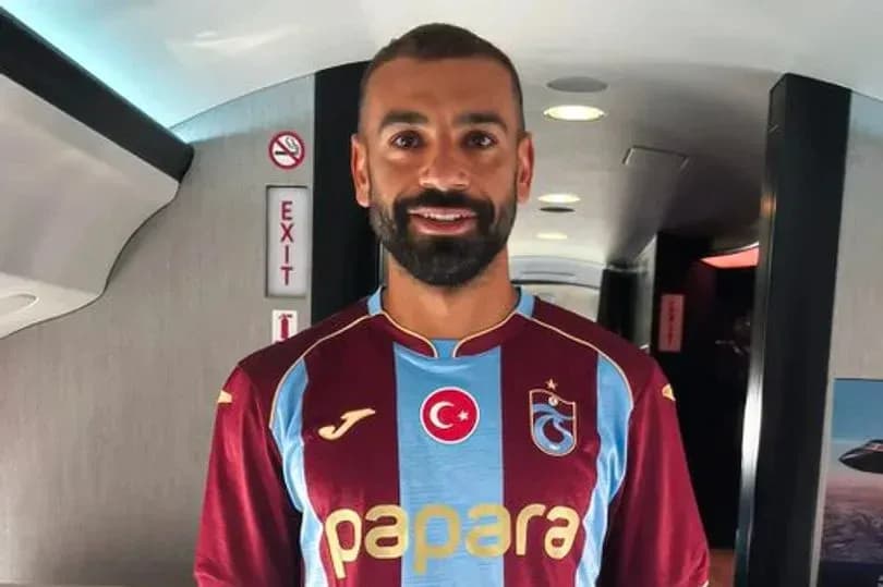 Futbolchi Trabzonspor formasi bilan tasvirlangan Futbolchi Trabzonspor formasi bilan tasvirlangan