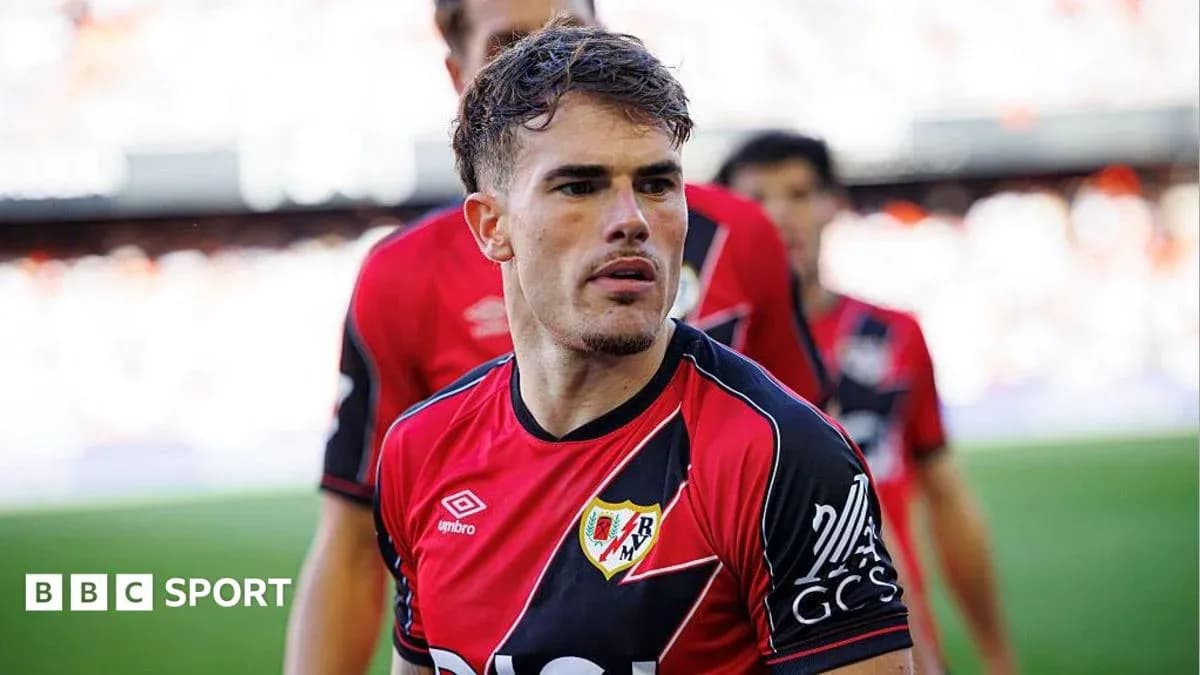 Futbolchi Rayo Vallecano formasida maydonga chiqmoqda Futbolchi Rayo Vallecano formasida maydonga chiqmoqda