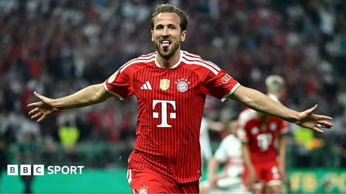 Futbolchi Bayern formasida gollarni nishonlayapti Futbolchi Bayern formasida gollarni nishonlayapti