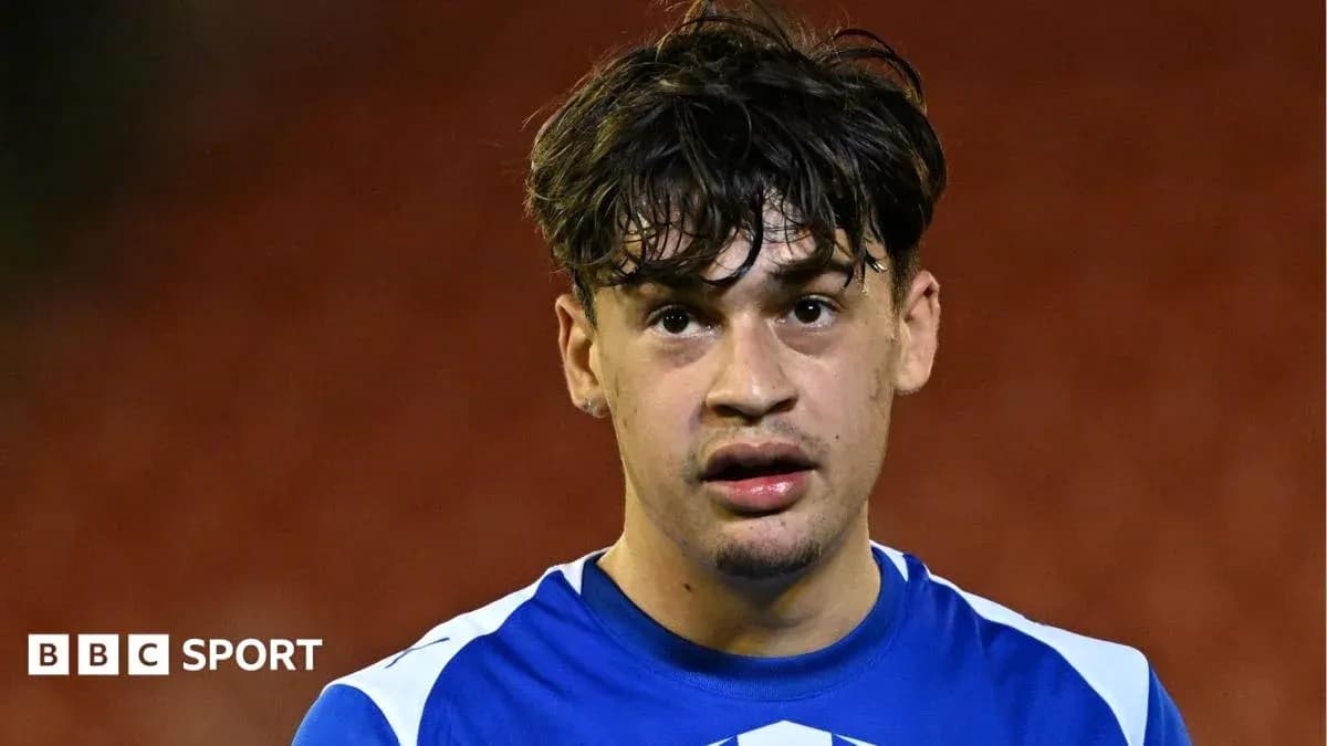 Futbolchi o'yin maydonida, ko'ylakda Futbolchi o'yin maydonida, ko'ylakda