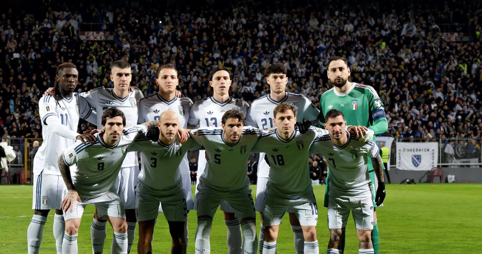 Italiya futbol jamoasi o'yin oldidan pozada Italiya futbol jamoasi o'yin oldidan pozada