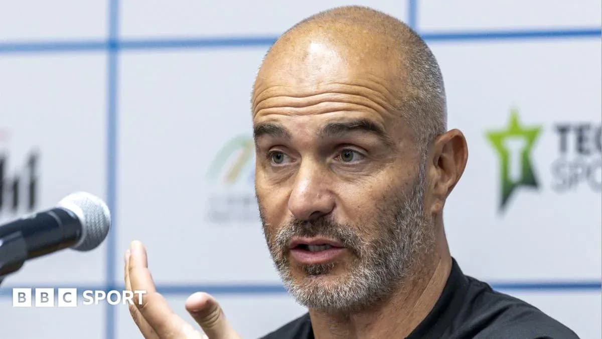 Menejer matbuot anjumanida so'zlayapti Menejer matbuot anjumanida so'zlayapti