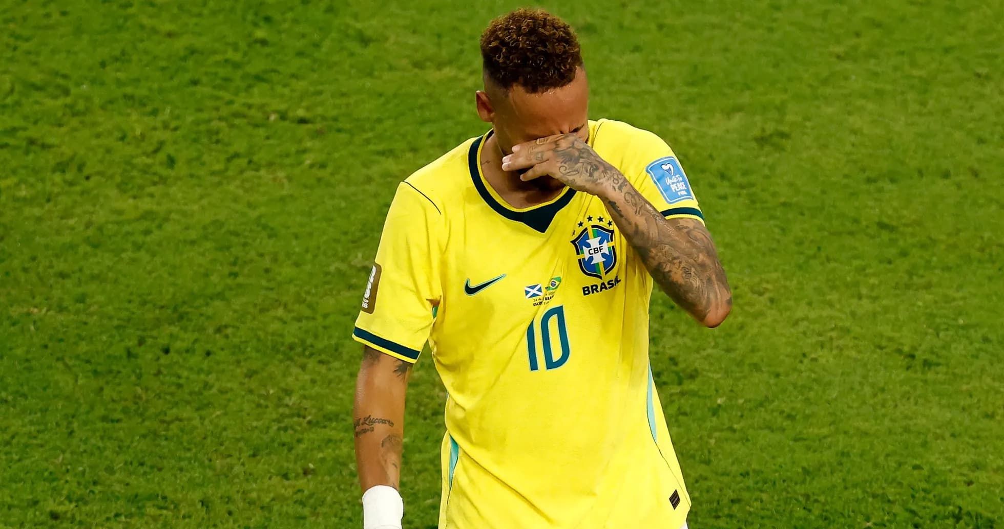 Futbolchi Neymar o'yin davomida yig'layapti Futbolchi Neymar o'yin davomida yig'layapti