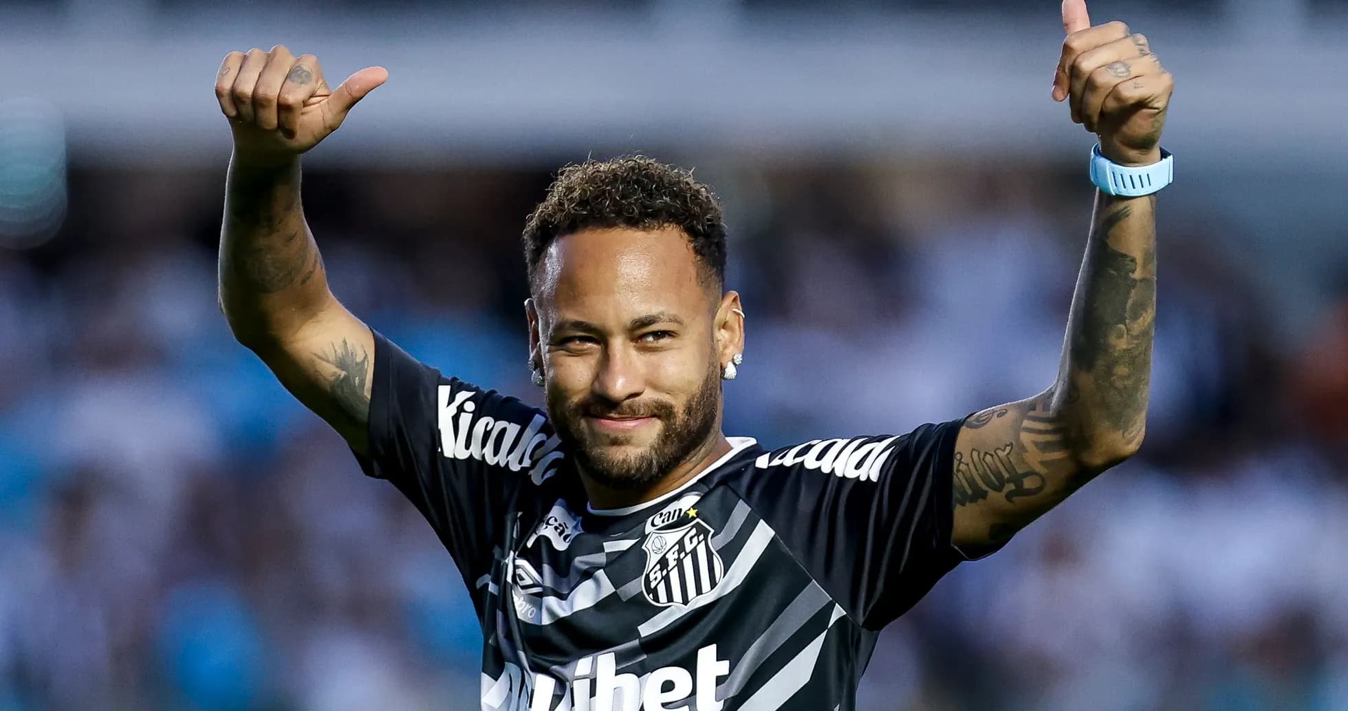 Futbolchi Neymar maydonda qo'llarini ko'tarib turibdi Futbolchi Neymar maydonda qo'llarini ko'tarib turibdi