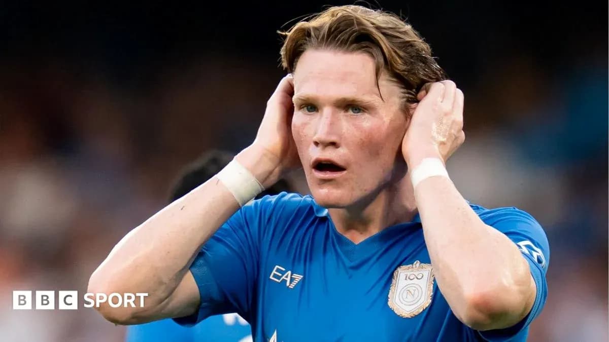 Futbolchi o'yin davomida quloqlarini yopib turibdi Futbolchi o'yin davomida quloqlarini yopib turibdi