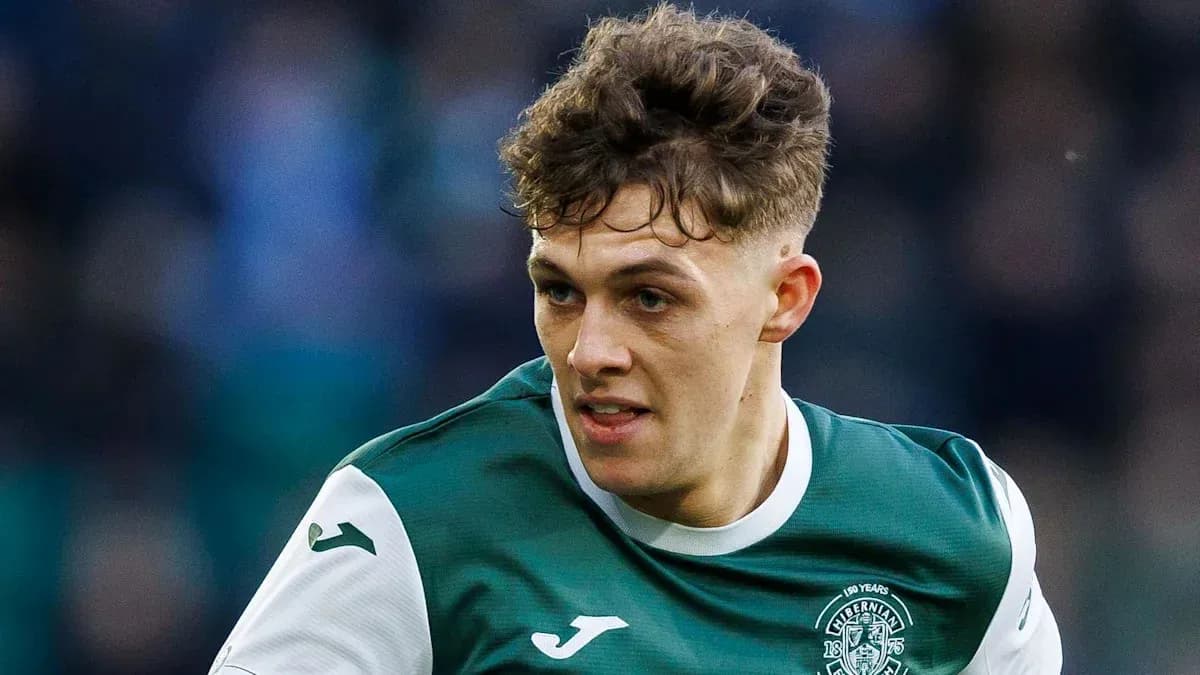 Futbolchi Hibernian formasida maydonda harakatda Futbolchi Hibernian formasida maydonda harakatda