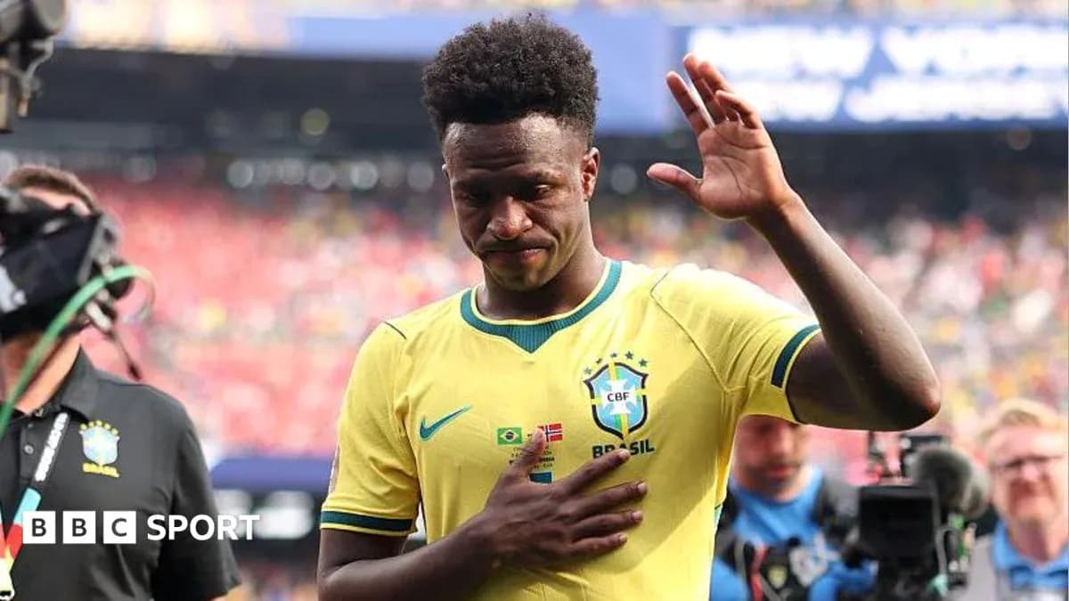 Futbolchi Brasil formasida stadionni tark etmoqda Futbolchi Brasil formasida stadionni tark etmoqda