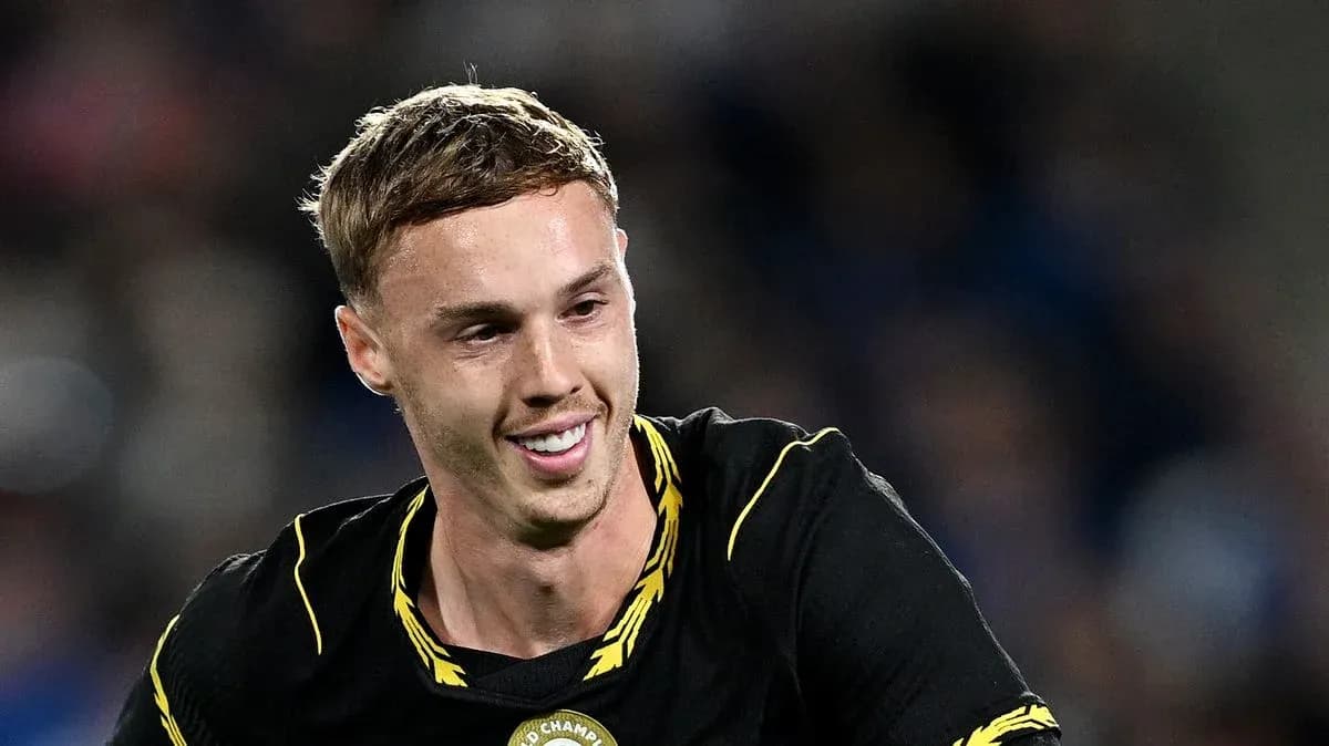 Futbolchi maydonda quvnoq yuz bilan ko'rinmoqda Futbolchi maydonda quvnoq yuz bilan ko'rinmoqda