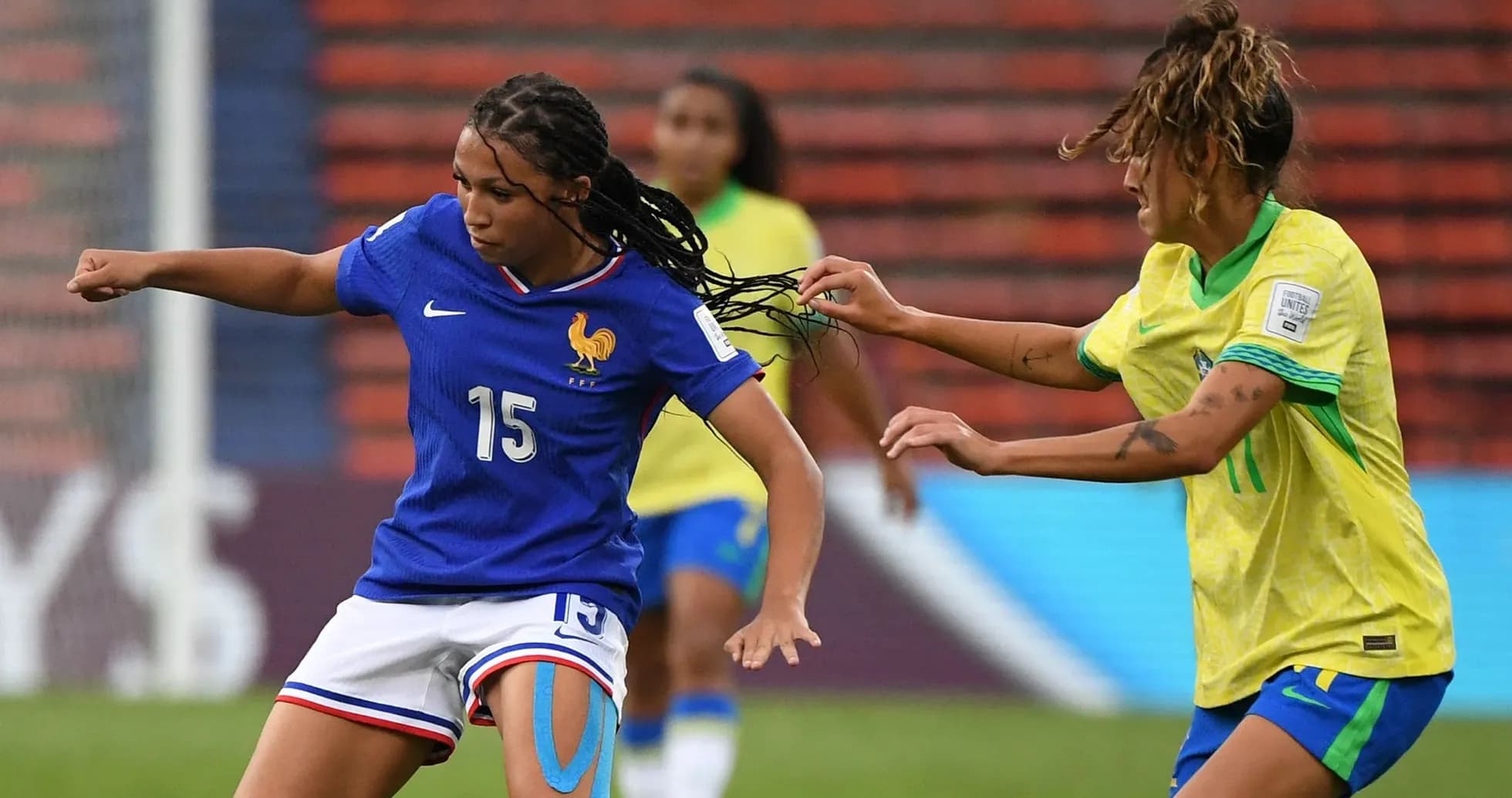 Fransiya va Braziliya o'yinchilari to'p uchun kurashmoqda Fransiya va Braziliya o'yinchilari to'p uchun kurashmoqda