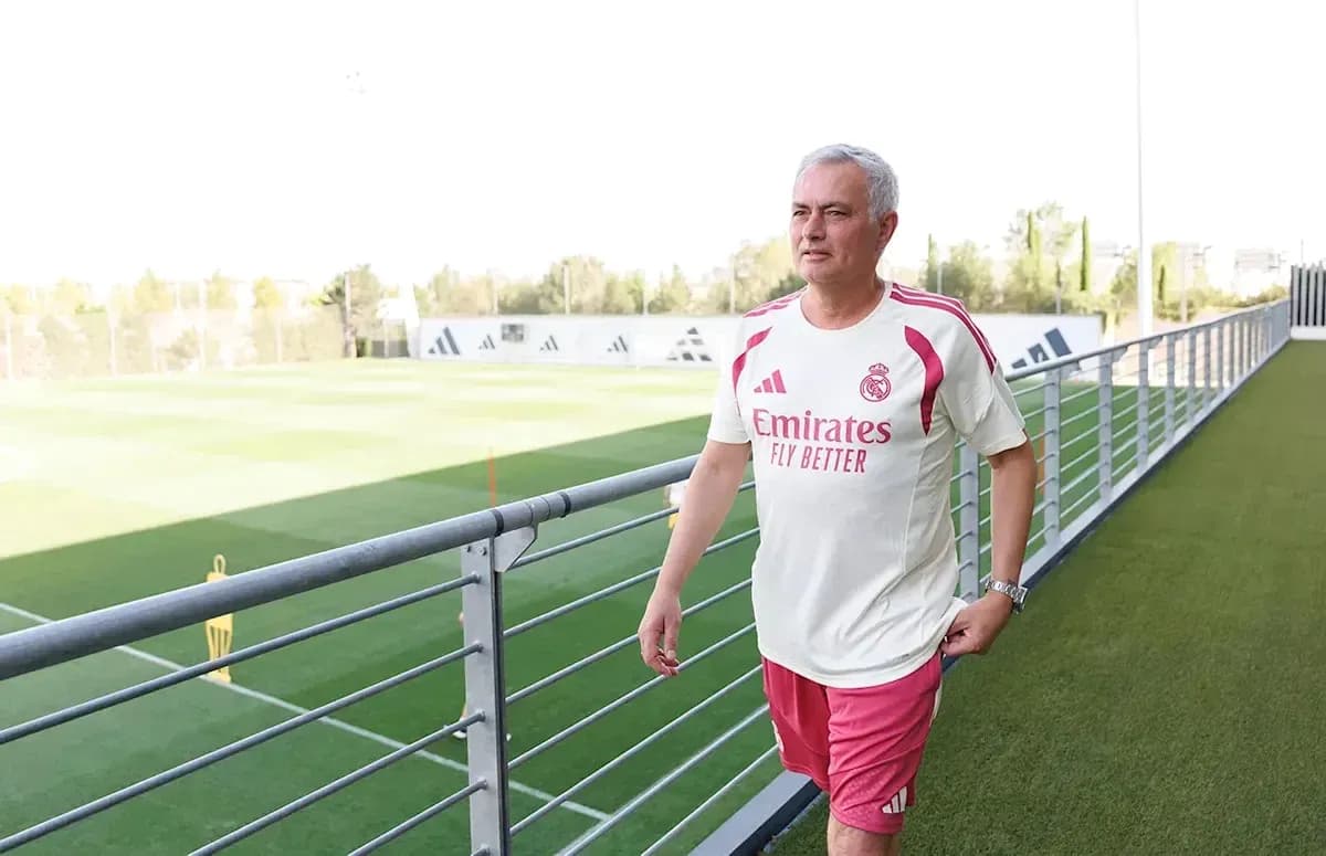 Menejer Real Madrid maydonda yurib bormoqda Menejer Real Madrid maydonda yurib bormoqda