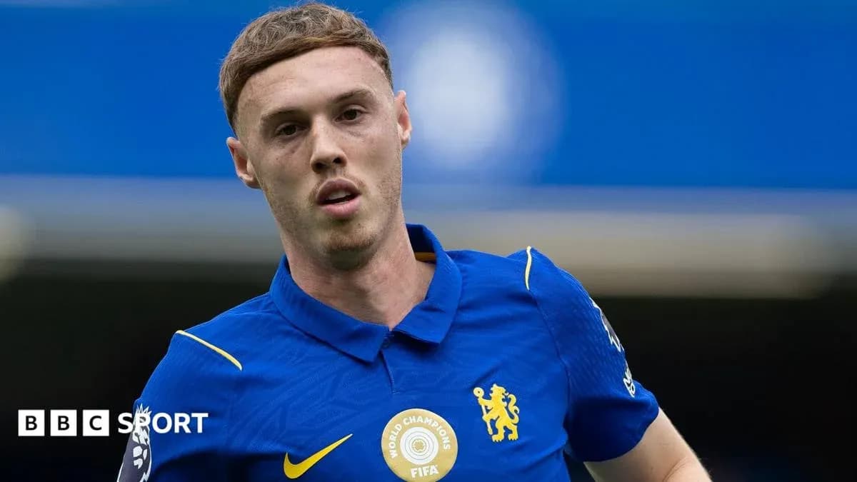 Futbolchi Chelsea formasi bilan maydonda Futbolchi Chelsea formasi bilan maydonda