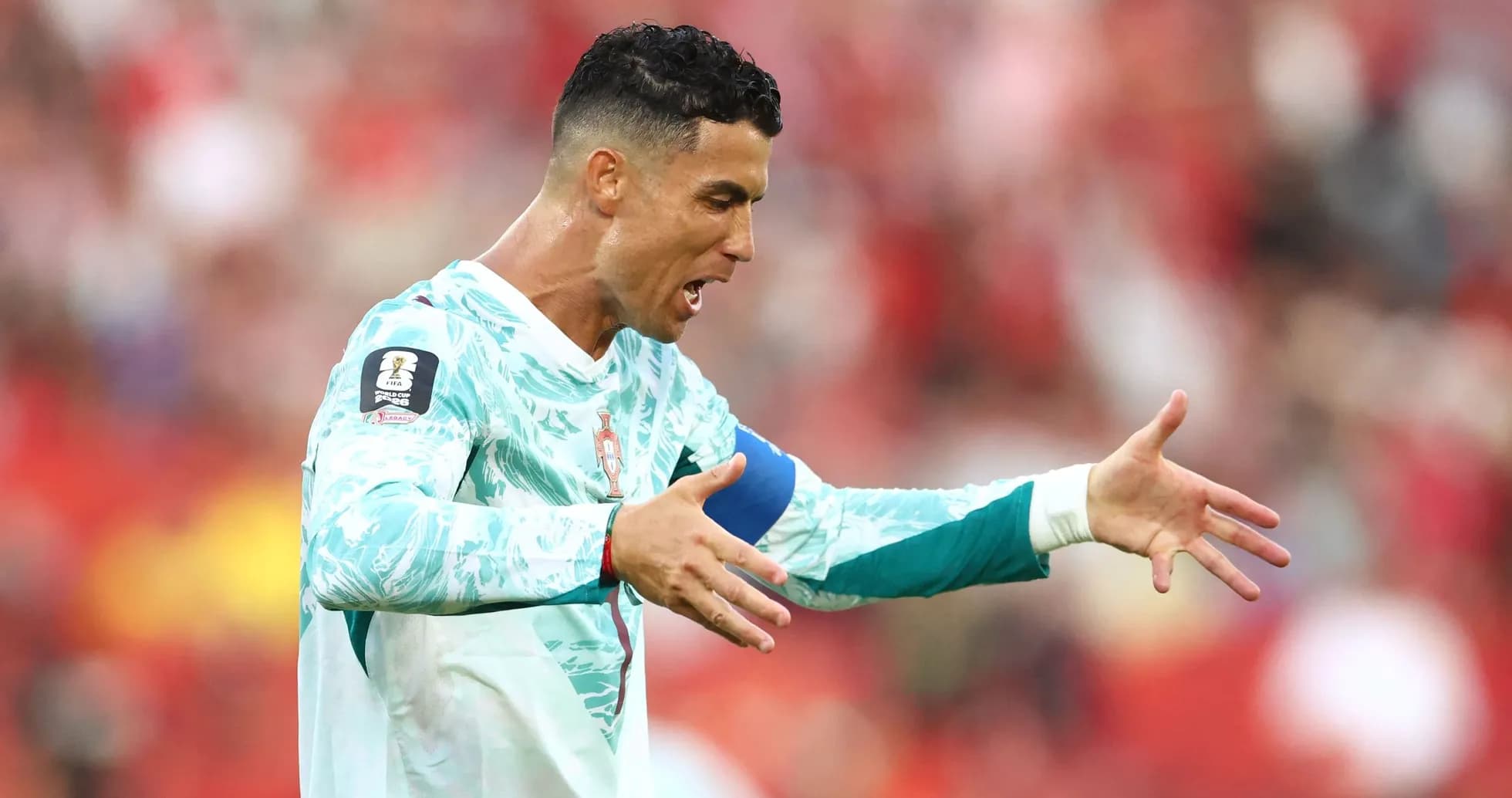 Portugaliya futbolchisi maydonda harakat qiladi Portugaliya futbolchisi maydonda harakat qiladi