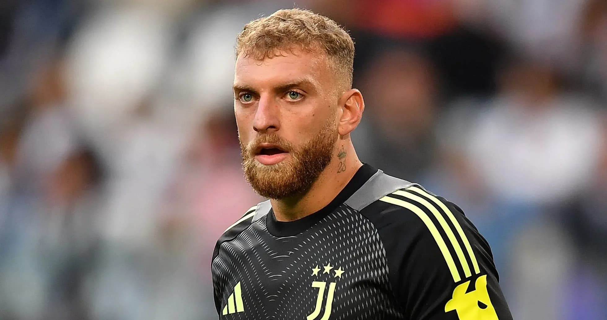 Futbolchi Juventus formasida, maydonda turgan Futbolchi Juventus formasida, maydonda turgan
