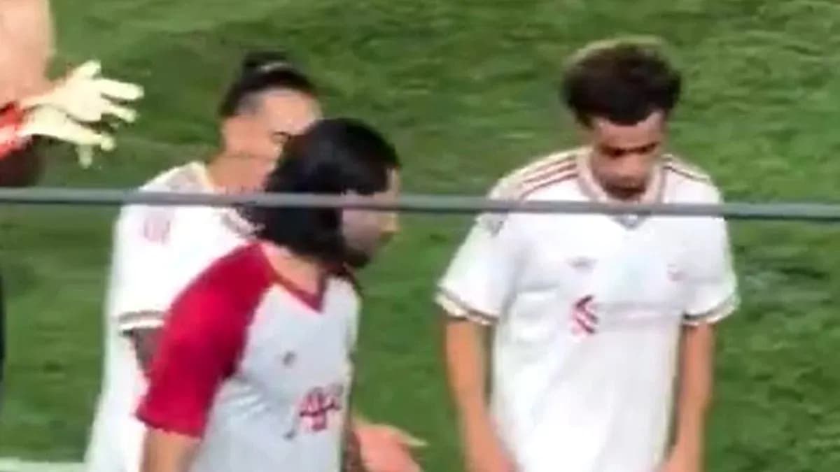 Futbolchilar o'yin davomida maydonda harakatda Futbolchilar o'yin davomida maydonda harakatda