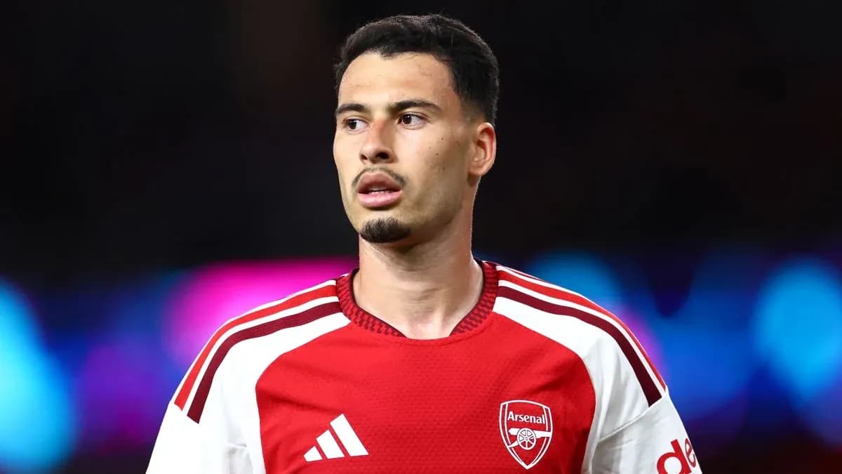Futbolchi Arsenal formasida o'yin oldidan Futbolchi Arsenal formasida o'yin oldidan