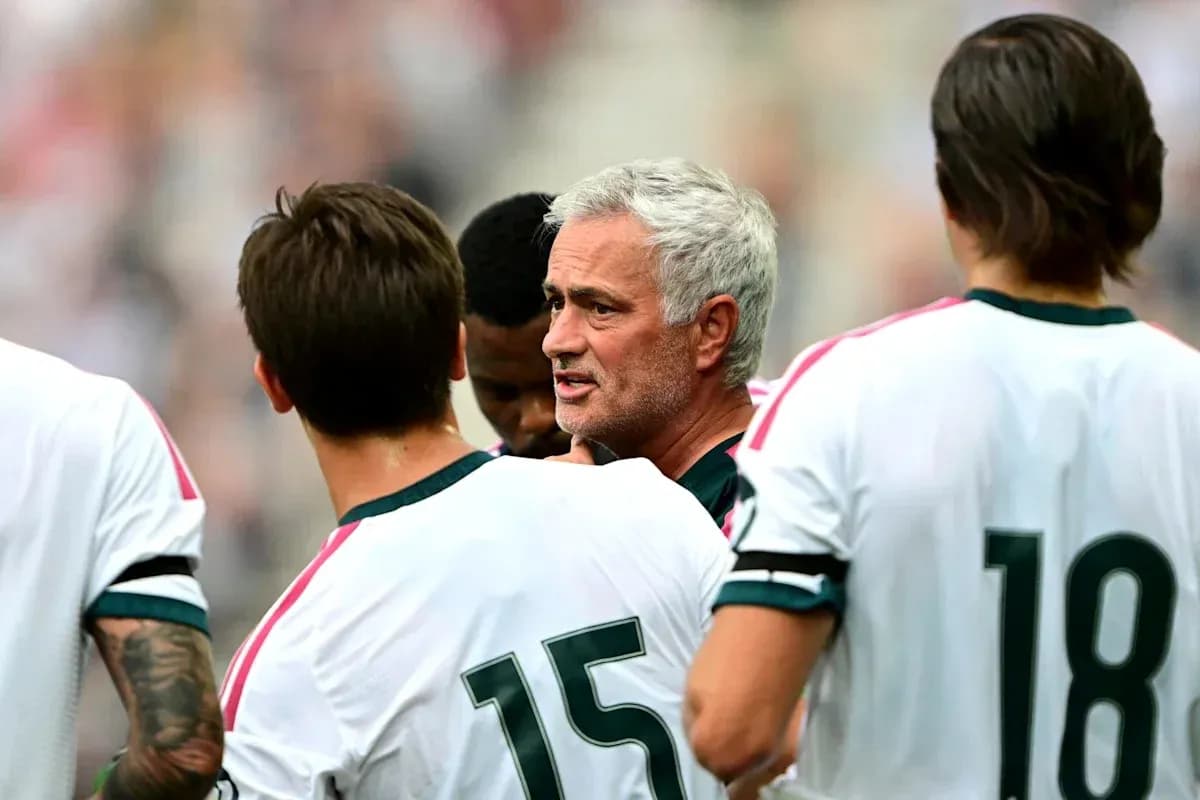 Murinho o'yinchilar bilan muhokama qilmoqda Murinho o'yinchilar bilan muhokama qilmoqda