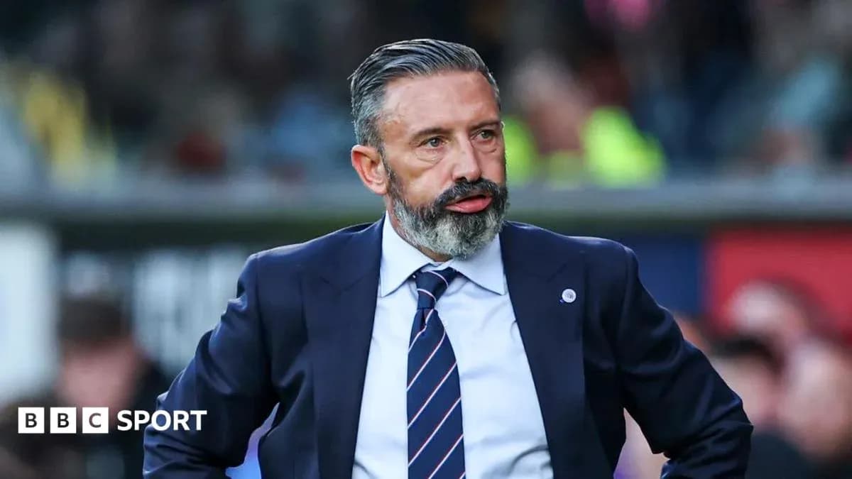 Menejer o'yin davomida fikr yuritmoqda Menejer o'yin davomida fikr yuritmoqda