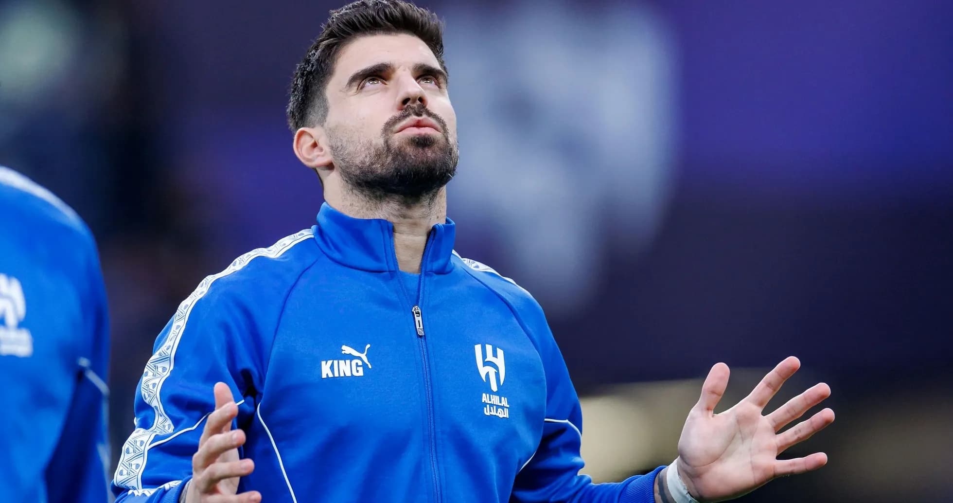 Futbolchi qizil ko'k kiyimda maydonga tayyorlanmoqda Futbolchi qizil ko'k kiyimda maydonga tayyorlanmoqda
