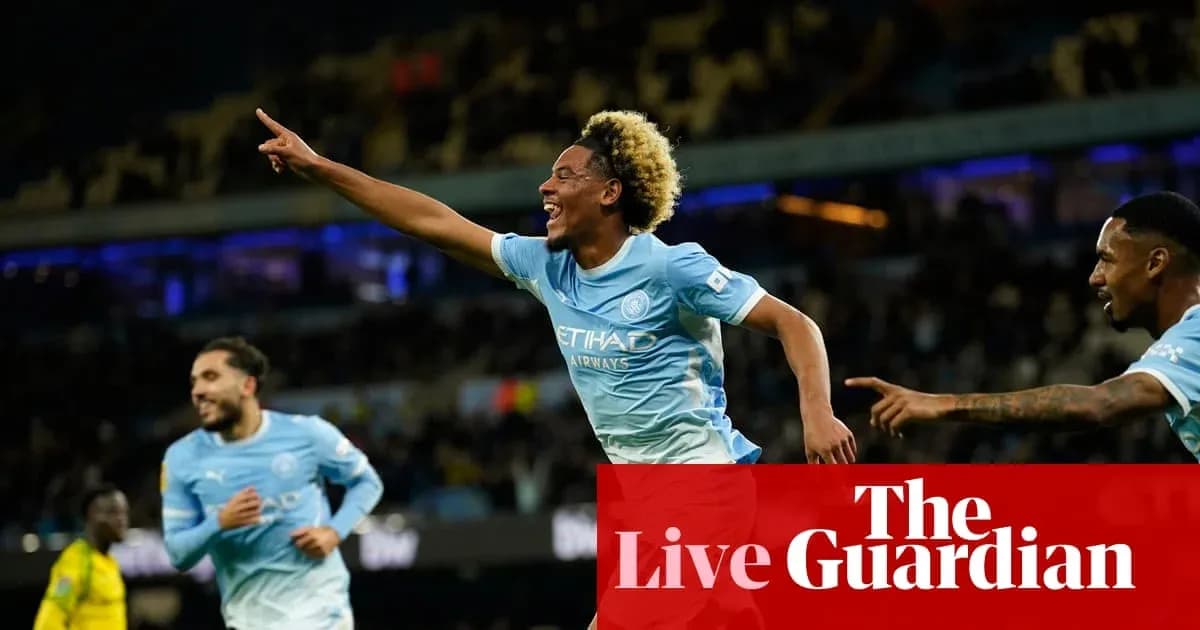 Futbolchi gol urib, jamoa do'stlari bilan nishonlayapti Futbolchi gol urib, jamoa do'stlari bilan nishonlayapti