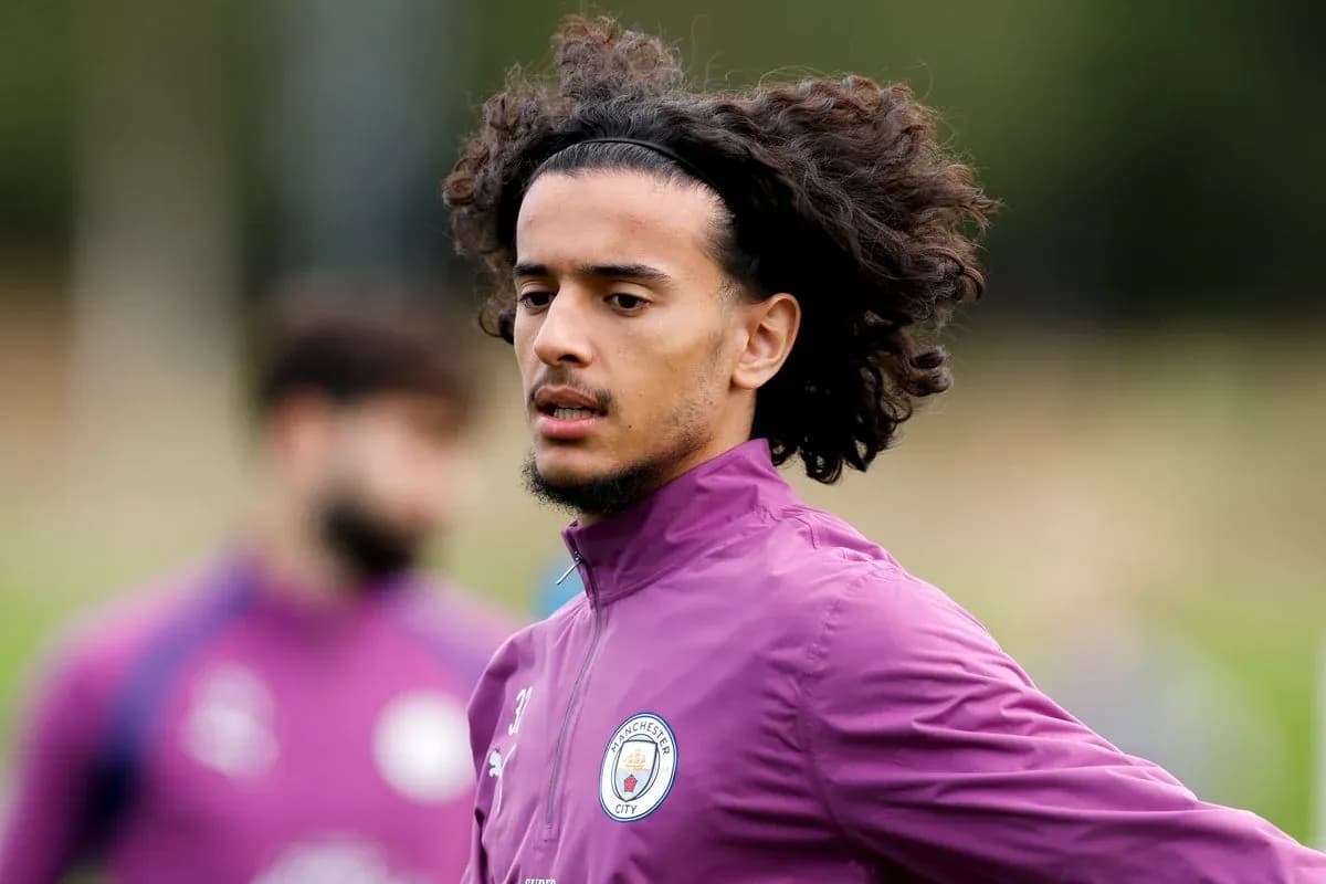 Futbolchi mashg'ulotda, Manchester City formasida Futbolchi mashg'ulotda, Manchester City formasida