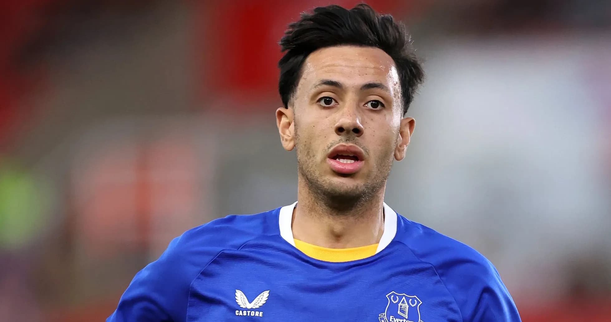 Futbolchi Everton formasida maydonda harakatda Futbolchi Everton formasida maydonda harakatda